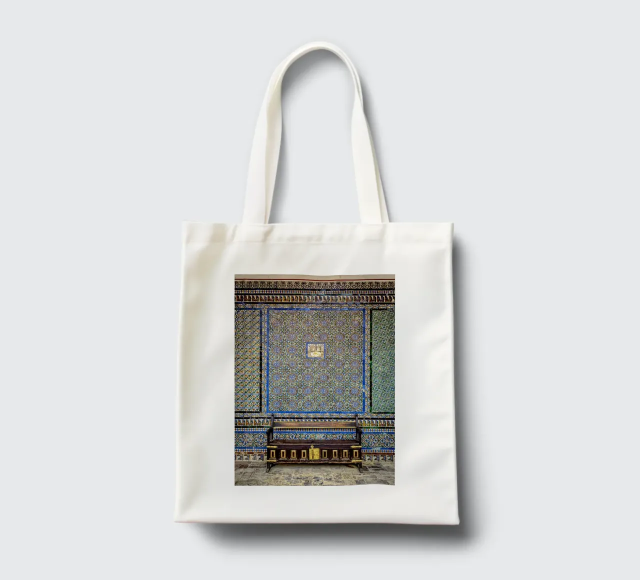 Parete piastrellata con panca antica a Siviglia borsa in juta da Bilderwelt - Kunst für die Wand