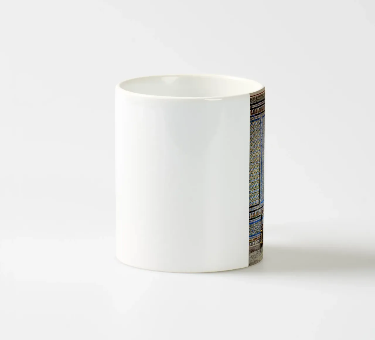 Parete piastrellata con panca antica a Siviglia tazza in ceramica da Bilderwelt - Kunst für die Wand