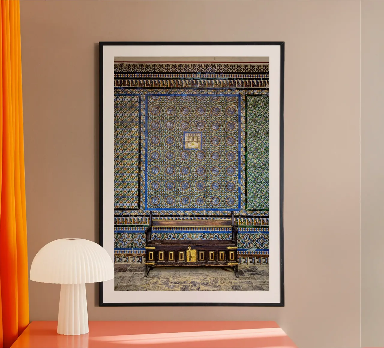 Parete piastrellata con panca antica a Siviglia carta hahnemühle da Bilderwelt - Kunst für die Wand
