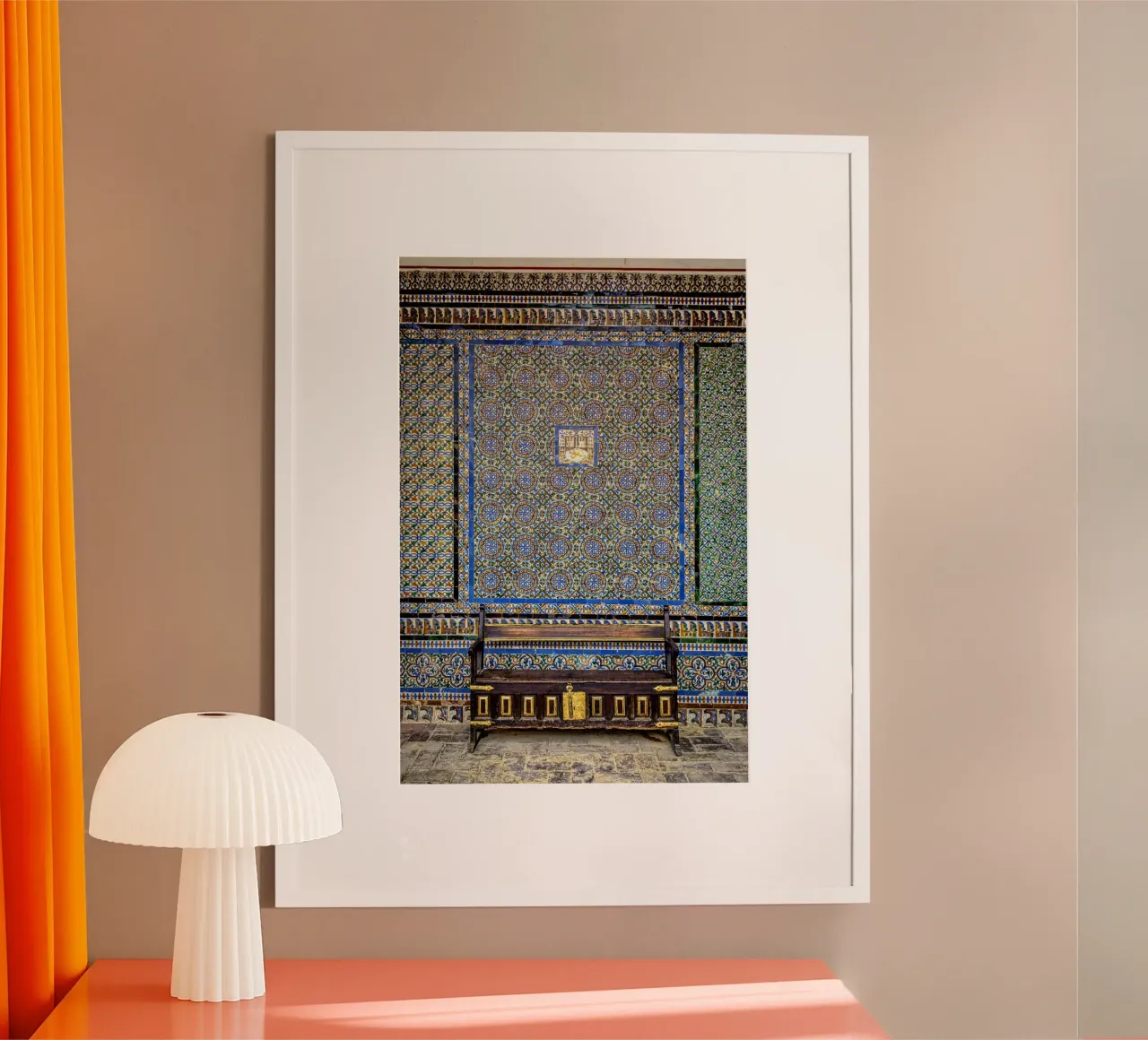 Parete piastrellata con panca antica a Siviglia carta hahnemühle da Bilderwelt - Kunst für die Wand