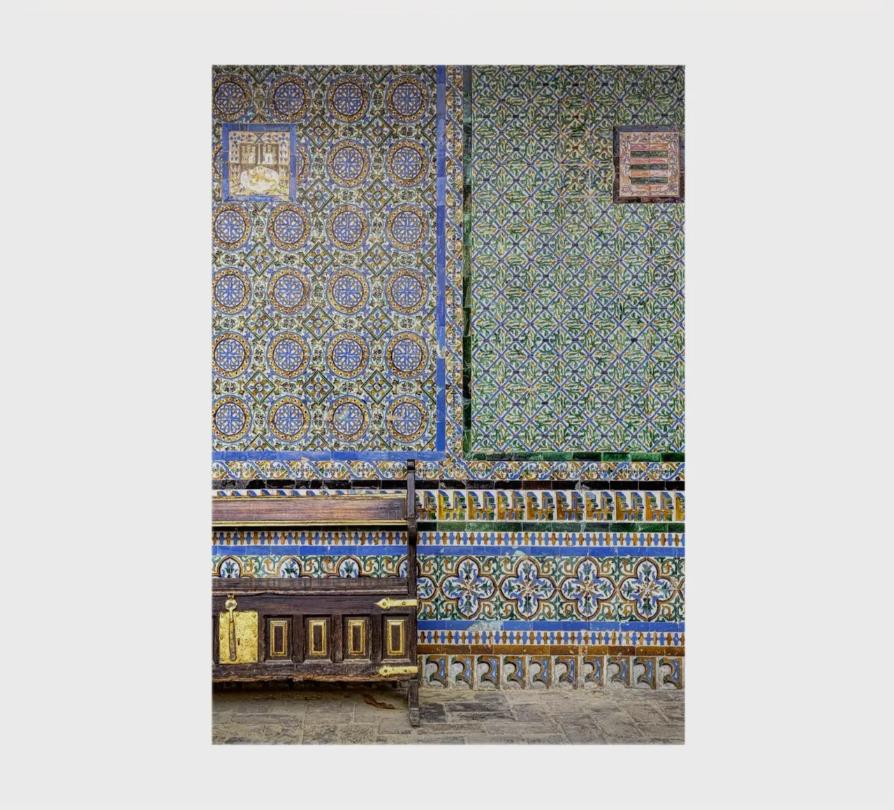 Fliesenwand mit antiker Bank in Casa de Pilatos Notizbuch von Bilderwelt - Kunst für die Wand