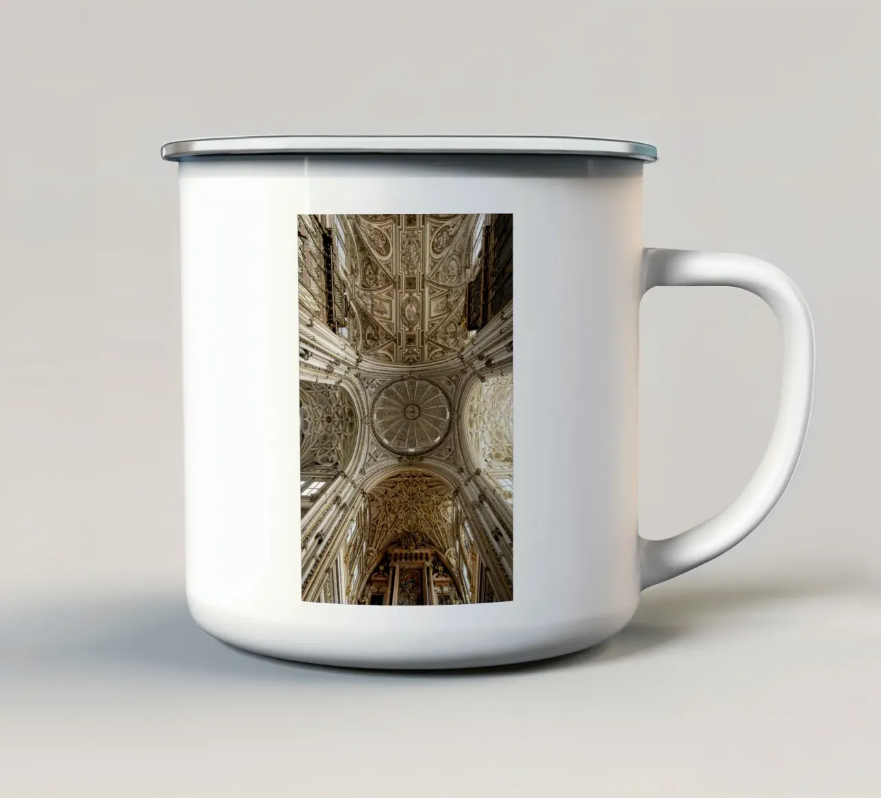 Volta gotica con illuminazione a Córdoba tazza in smalto da Bilderwelt - Kunst für die Wand