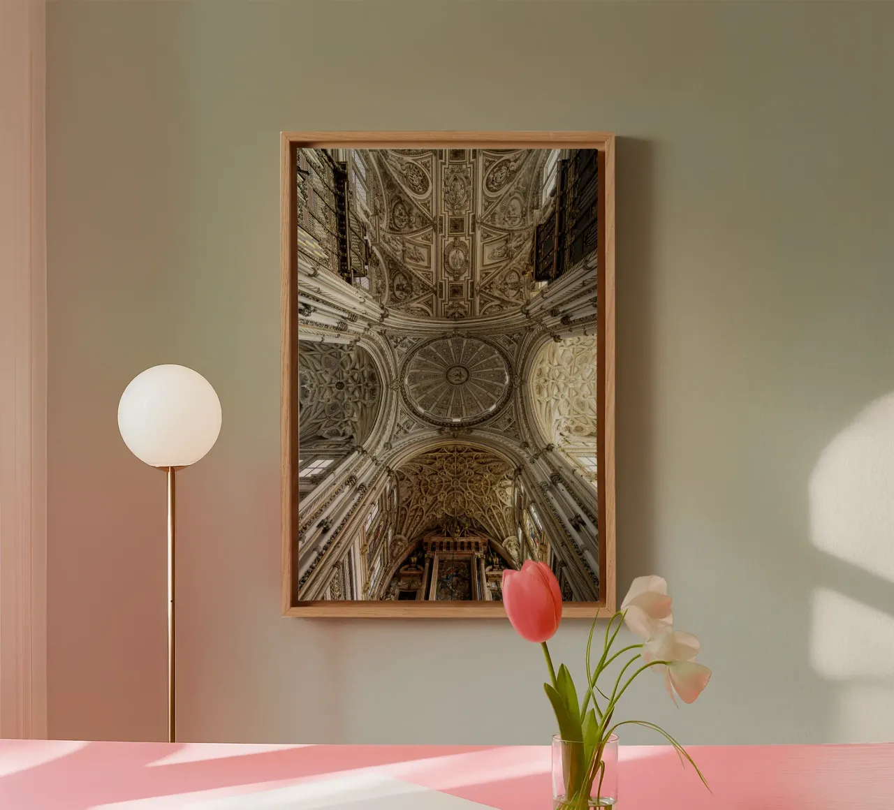 Gotisch gewelf met verlichting in Córdoba canvas met Baklijst van Bilderwelt - Kunst für die Wand