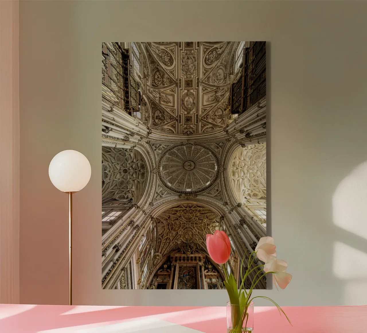 Gotisch gewelf met verlichting in Córdoba canvas met Baklijst van Bilderwelt - Kunst für die Wand