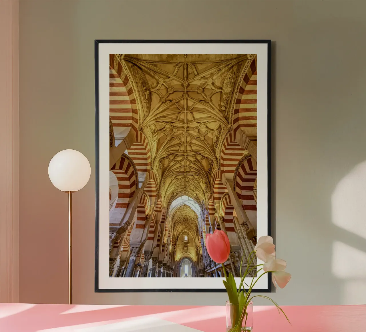 Arcs mauresques dans la mosquée de Cordoue poster avec cadre en aluminium de Bilderwelt - Kunst für die Wand