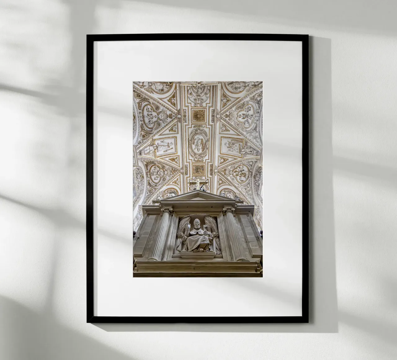 Voûte baroque avec figure d'autel à Cordoue poster de Bilderwelt - Kunst für die Wand