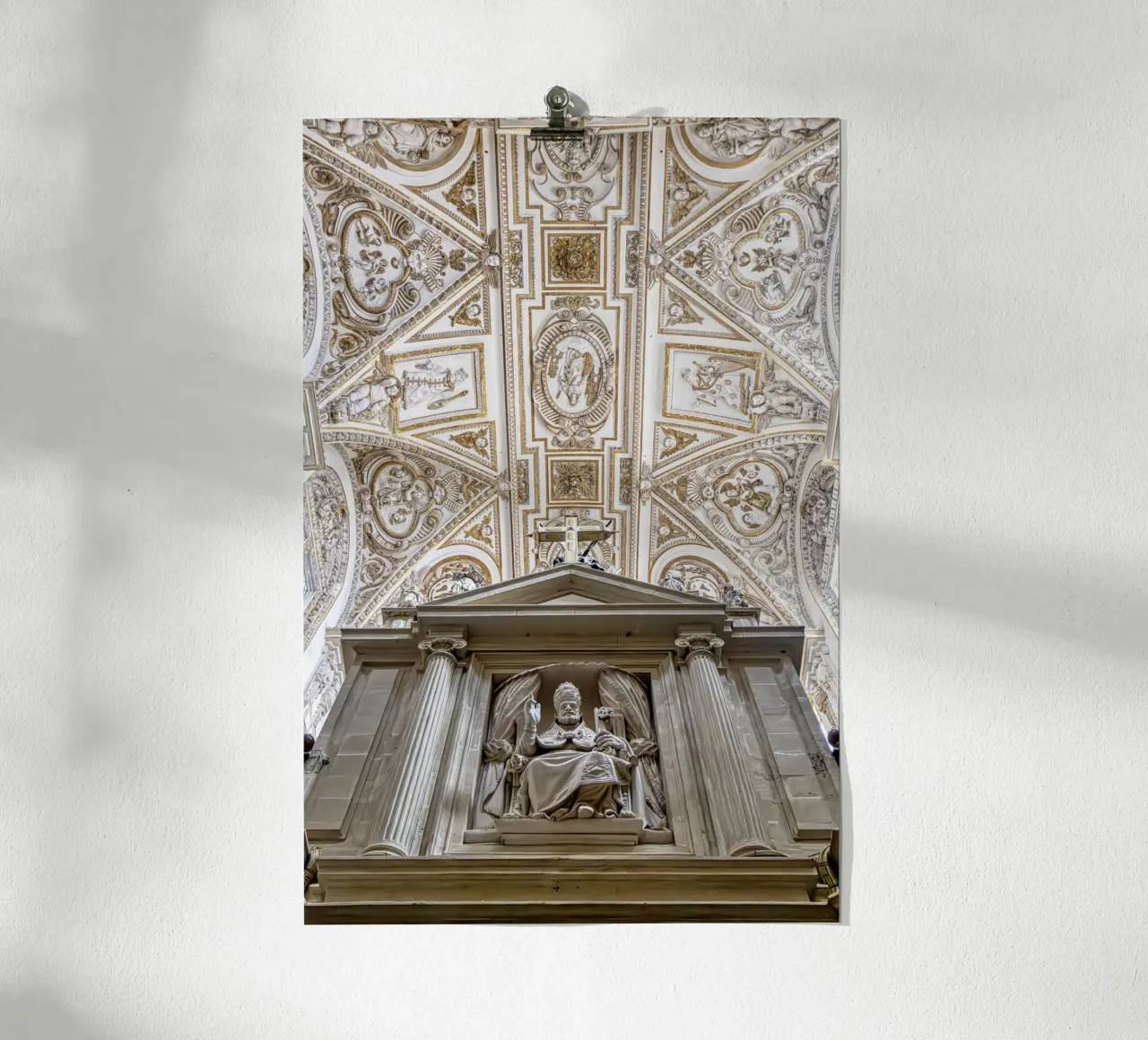 Voûte baroque avec figure d'autel à Cordoue poster de Bilderwelt - Kunst für die Wand
