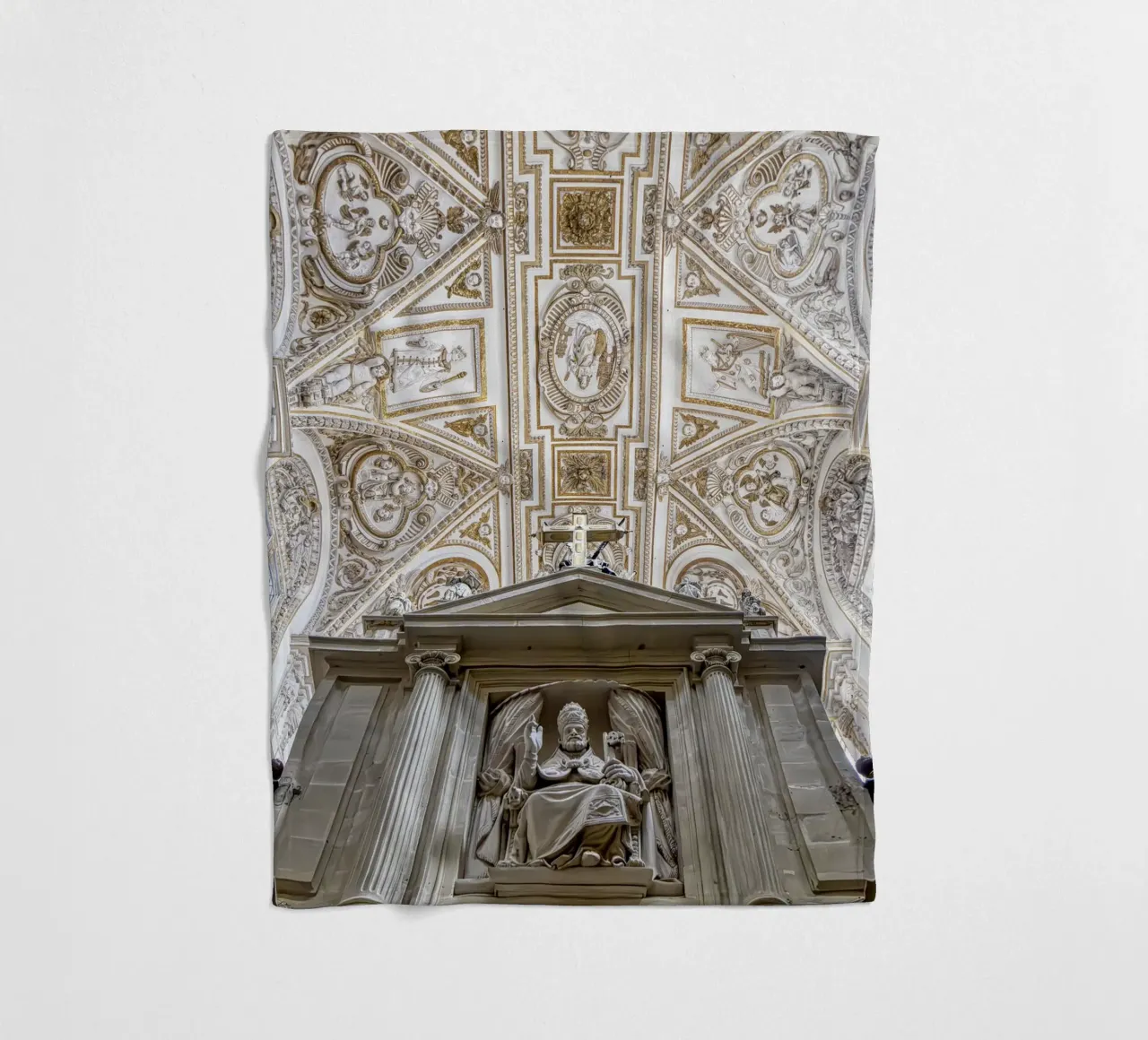 Volta barocca con pala d'altare a Córdoba coperta in pile da Bilderwelt - Kunst für die Wand