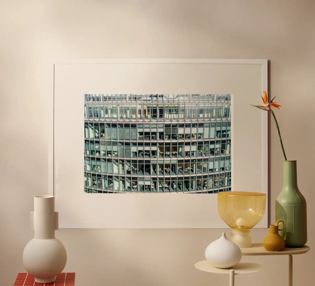 Moderno edificio per uffici con facciata in vetro poster con telaio in alluminio da Bilderwelt - Kunst für die Wand