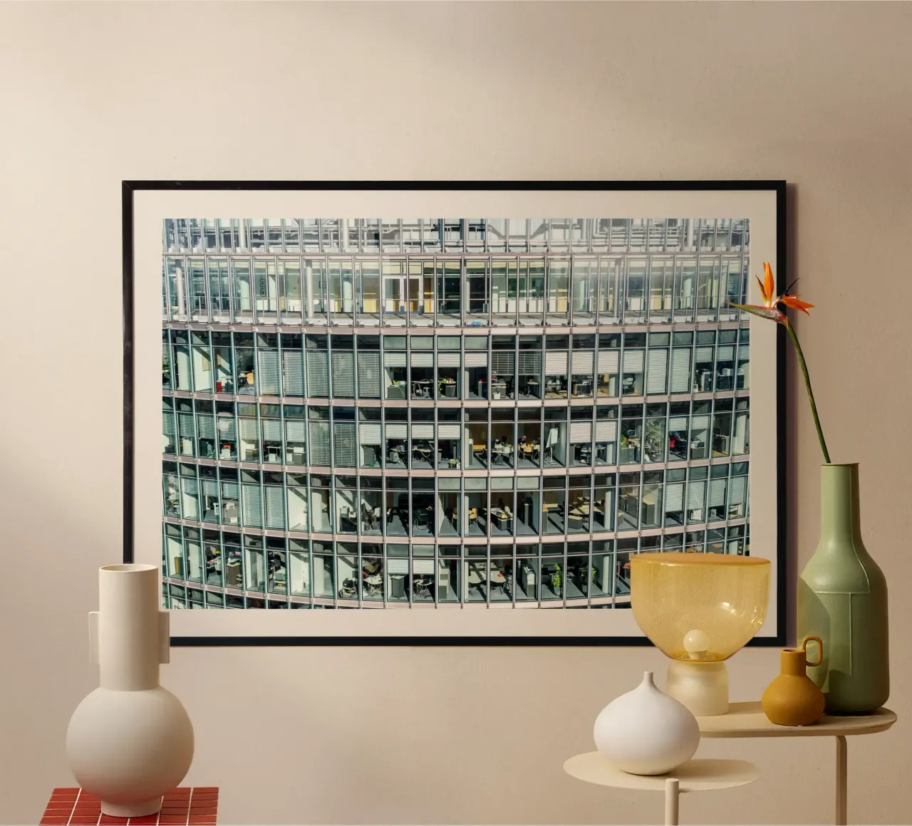 Moderno edificio per uffici con facciata in vetro poster con telaio in alluminio da Bilderwelt - Kunst für die Wand