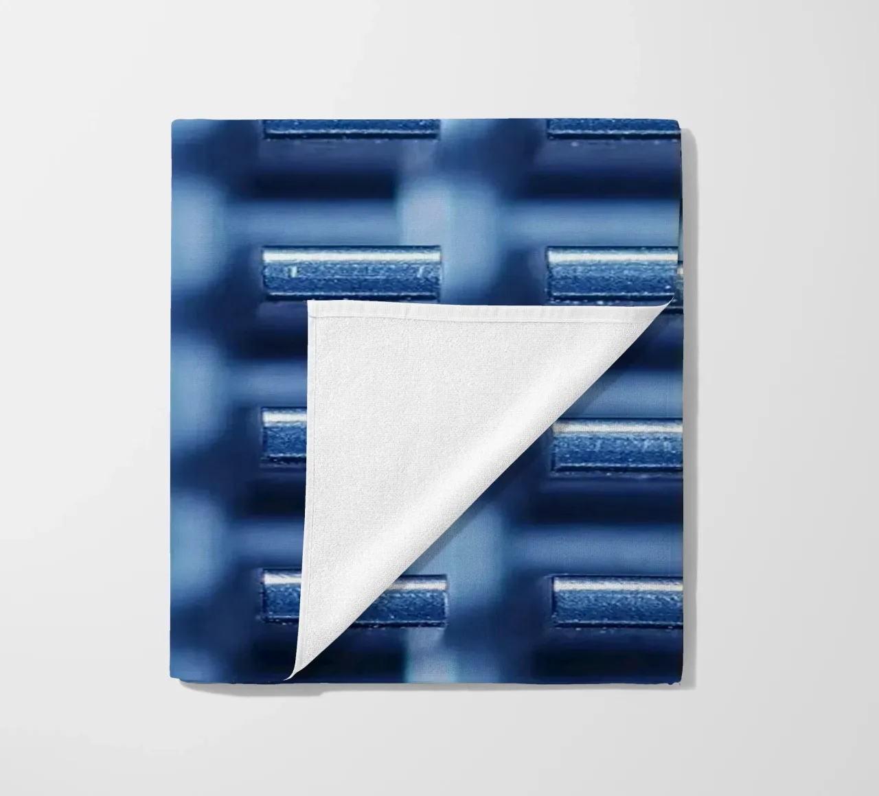 Structure métallique avec ailettes de refroidissement - vue macro serviette de plage de Bilderwelt - Kunst für die Wand