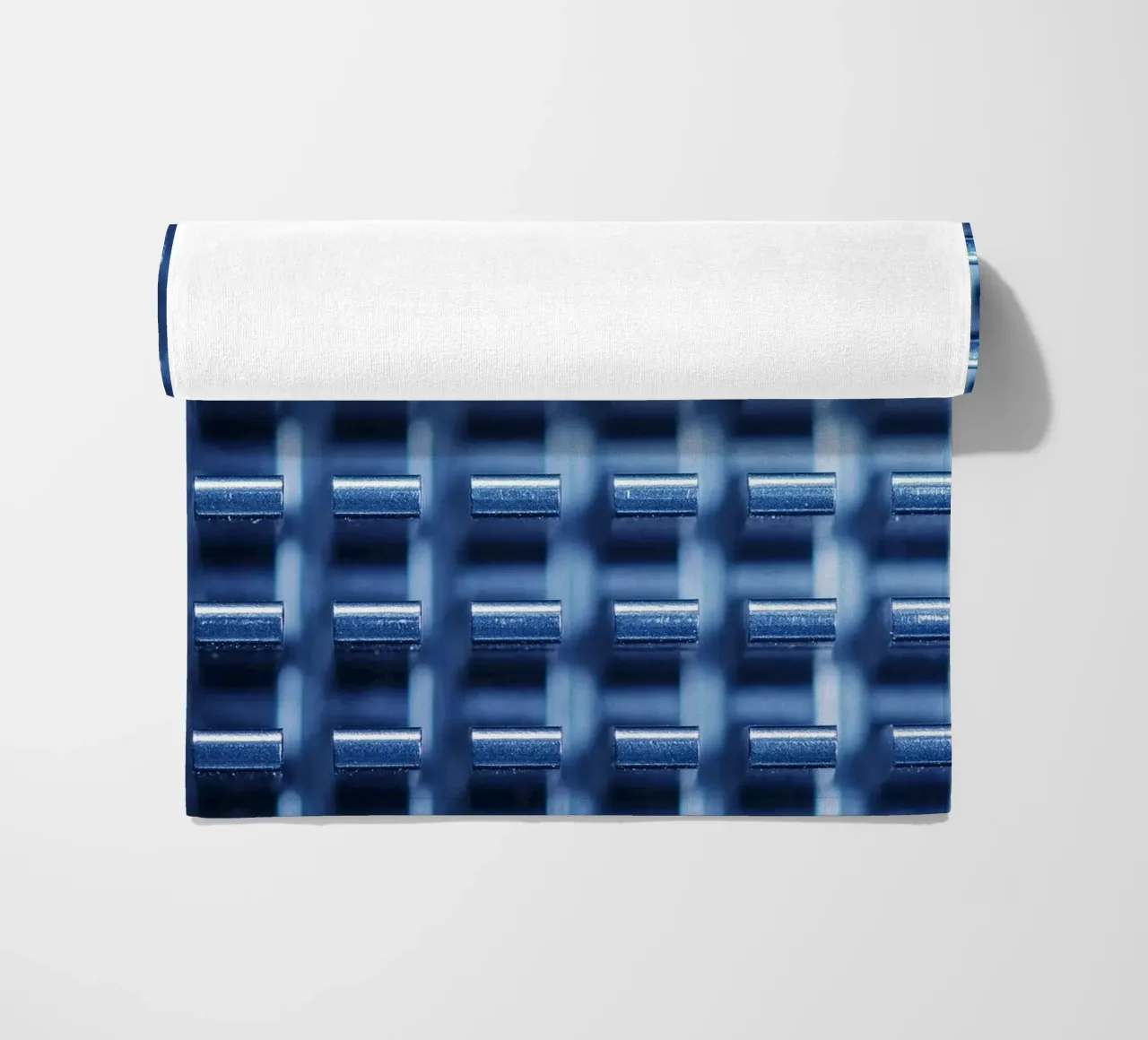 Structure métallique avec ailettes de refroidissement - vue macro serviette de plage de Bilderwelt - Kunst für die Wand