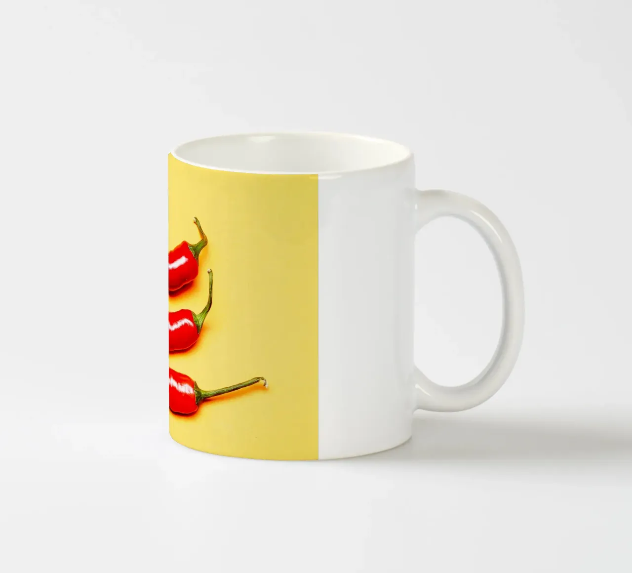 Piment rouge sur surface jaune mug en céramique de Bilderwelt - Kunst für die Wand
