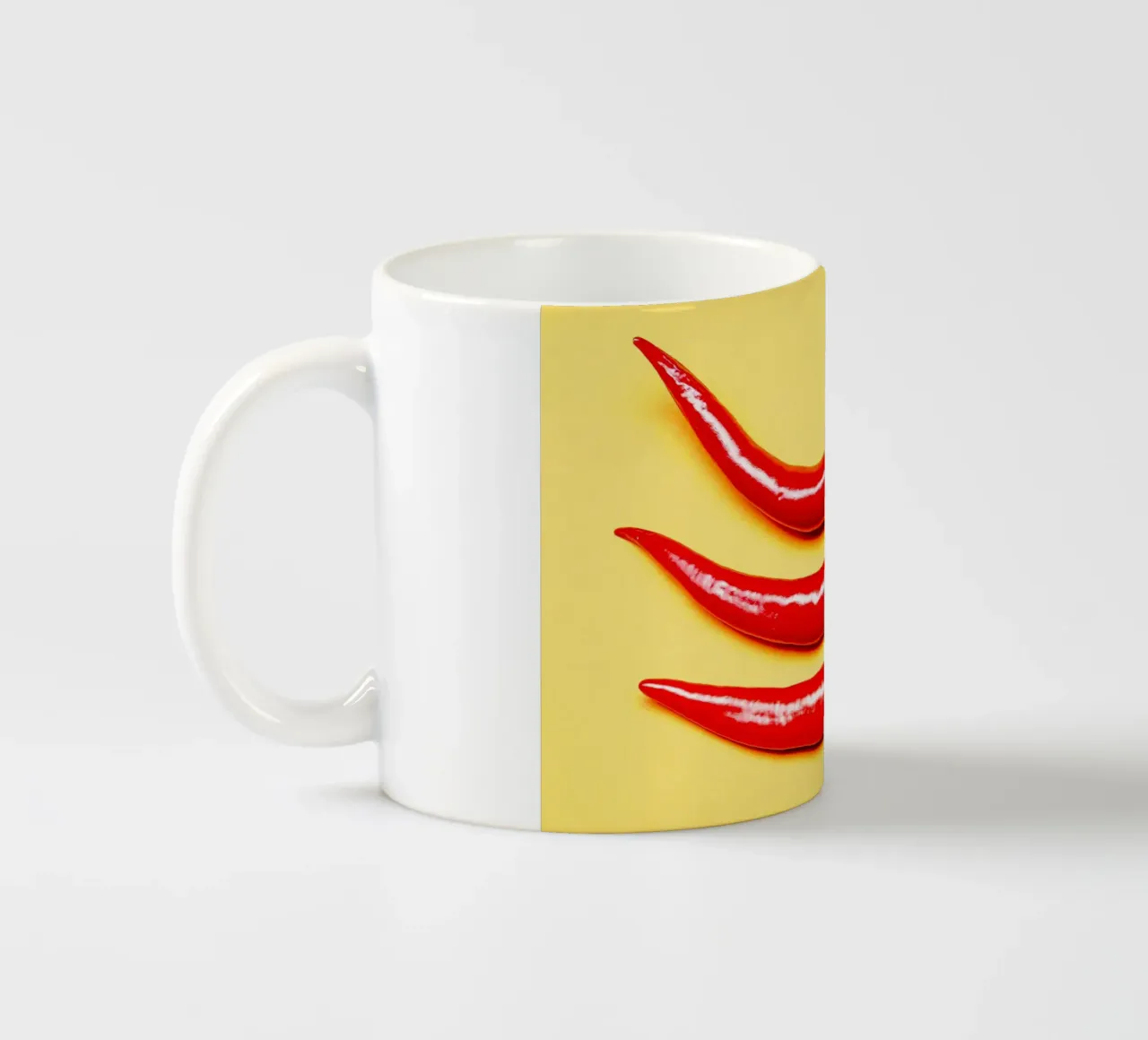 Piment rouge sur surface jaune mug en céramique de Bilderwelt - Kunst für die Wand