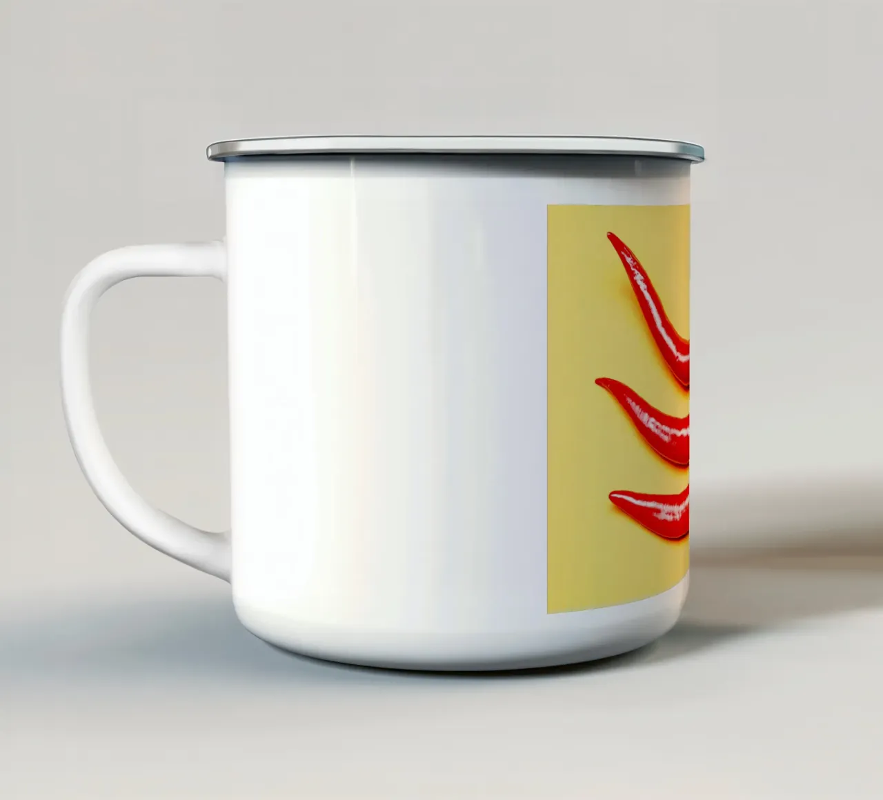Peperoncini rossi su superficie gialla tazza in smalto da Bilderwelt - Kunst für die Wand