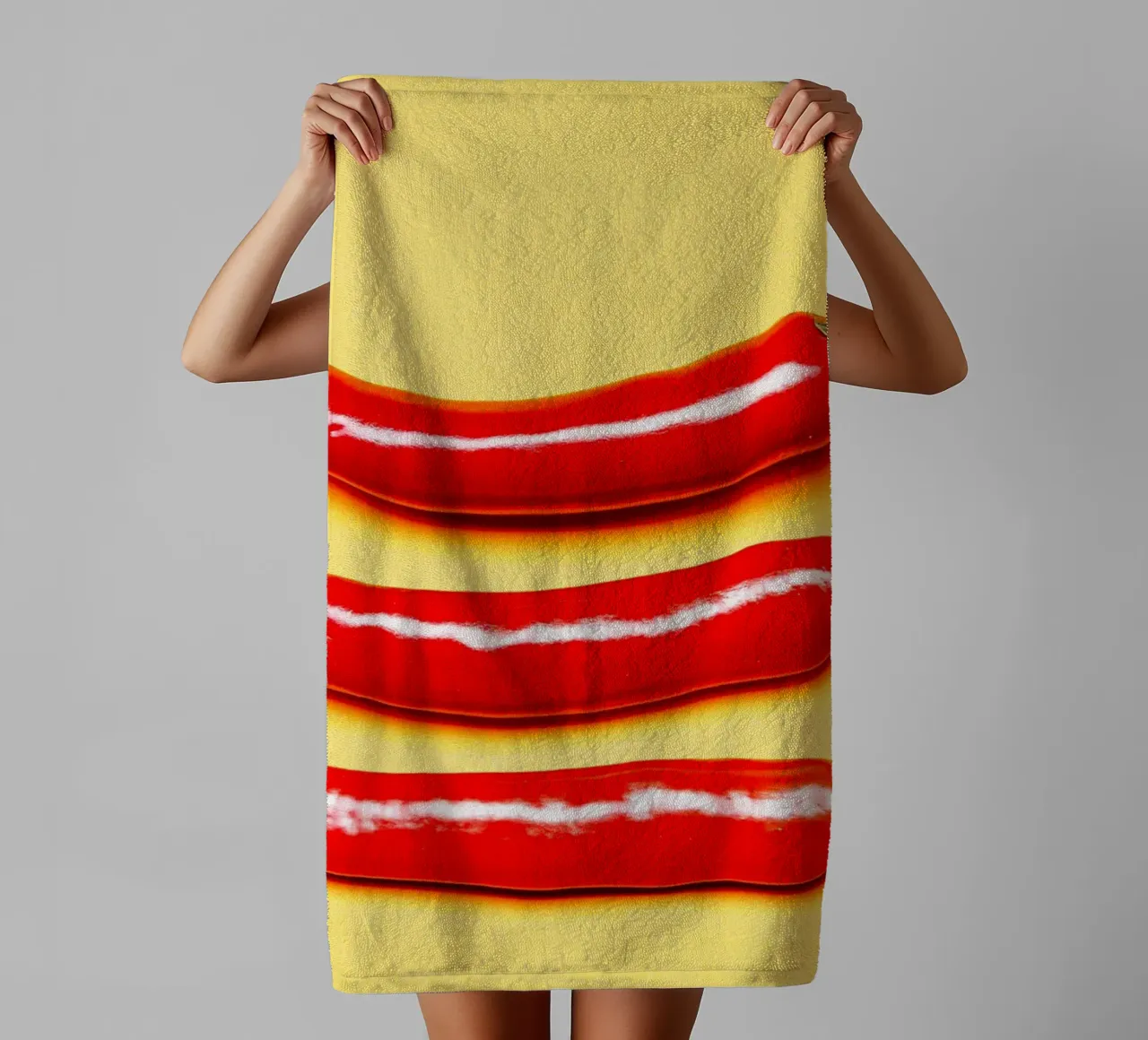 Piment rouge sur surface jaune serviette de bain de Bilderwelt - Kunst für die Wand