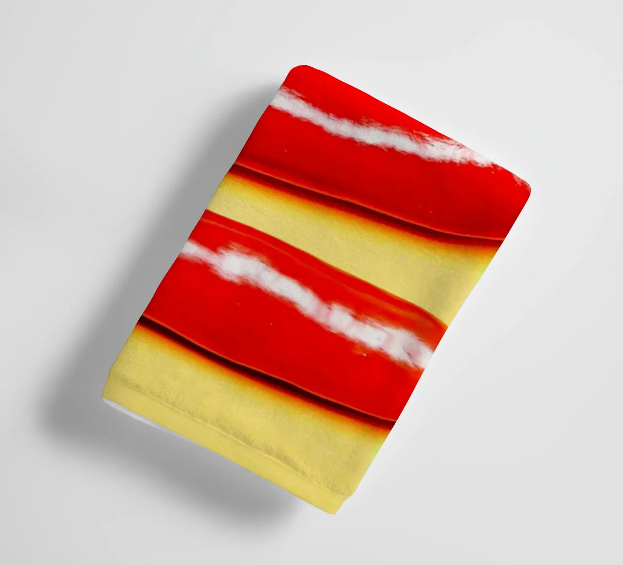 Piment rouge sur surface jaune serviette de bain de Bilderwelt - Kunst für die Wand