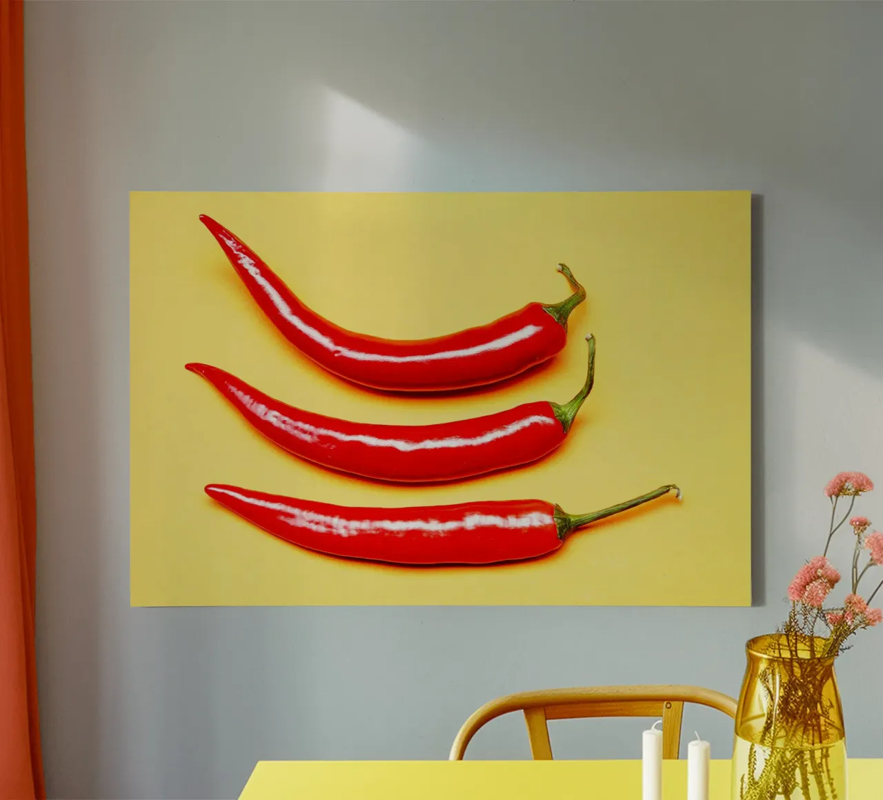 Piment rouge sur surface jaune toile de Bilderwelt - Kunst für die Wand