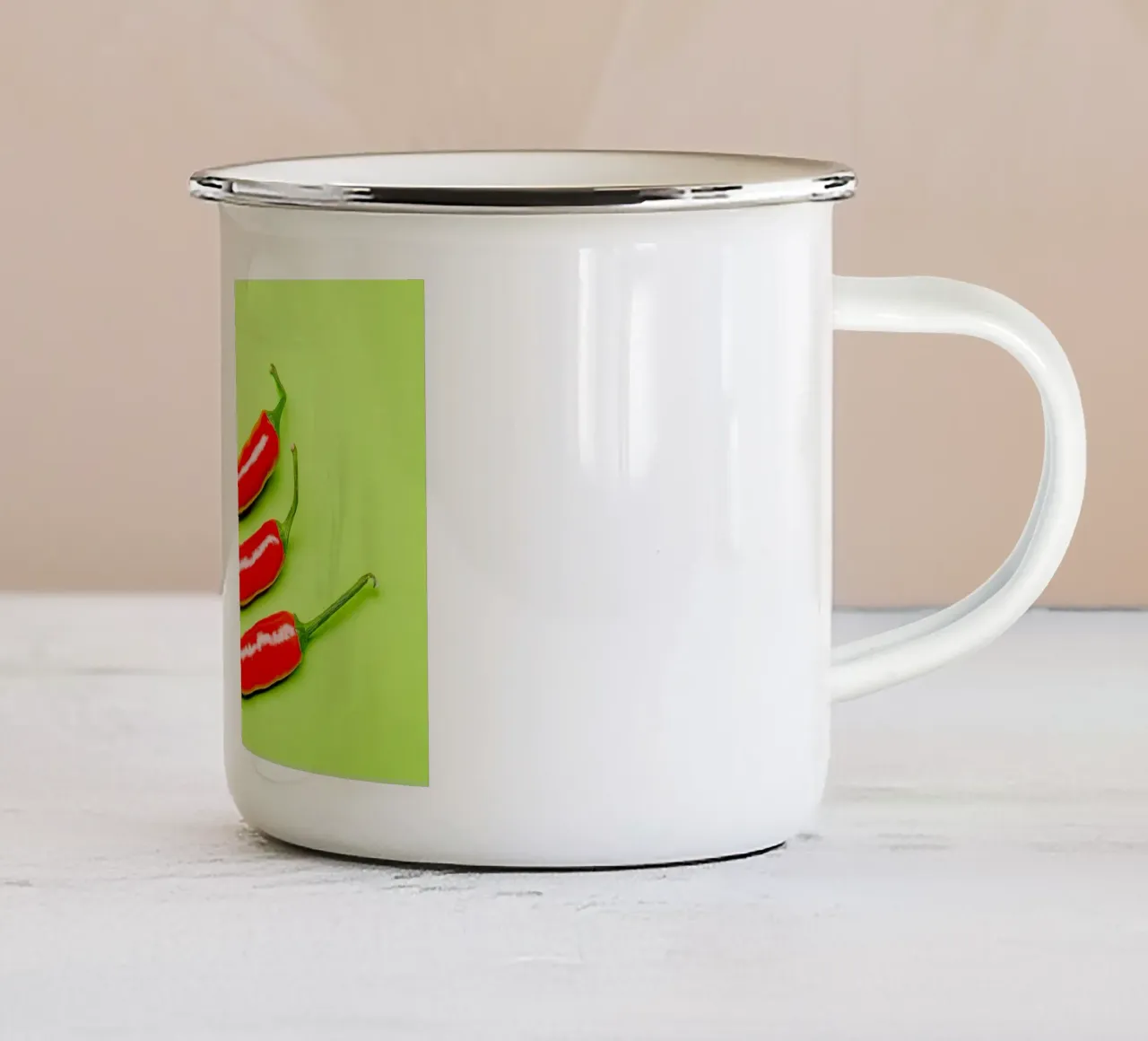 Tre peperoncini rossi su una superficie verde tazza in smalto da Bilderwelt - Kunst für die Wand
