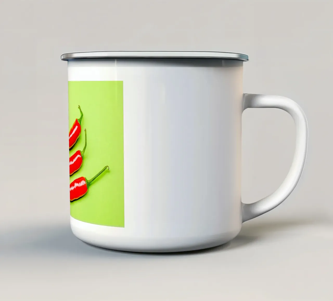 Tre peperoncini rossi su una superficie verde tazza in smalto da Bilderwelt - Kunst für die Wand