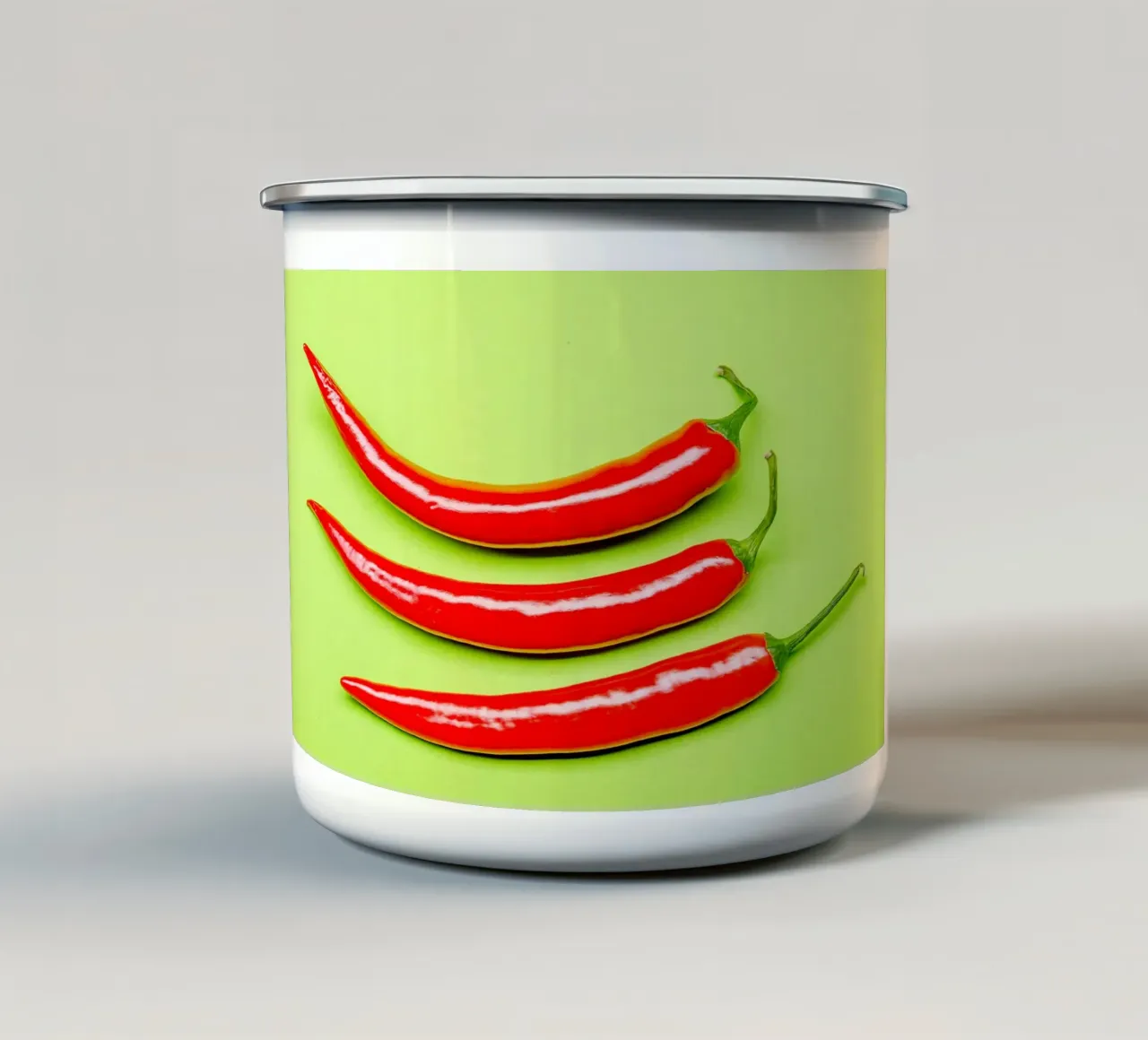 Tre peperoncini rossi su una superficie verde tazza in smalto da Bilderwelt - Kunst für die Wand
