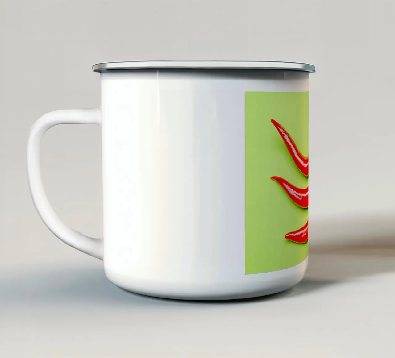 Tre peperoncini rossi su una superficie verde tazza in smalto da Bilderwelt - Kunst für die Wand