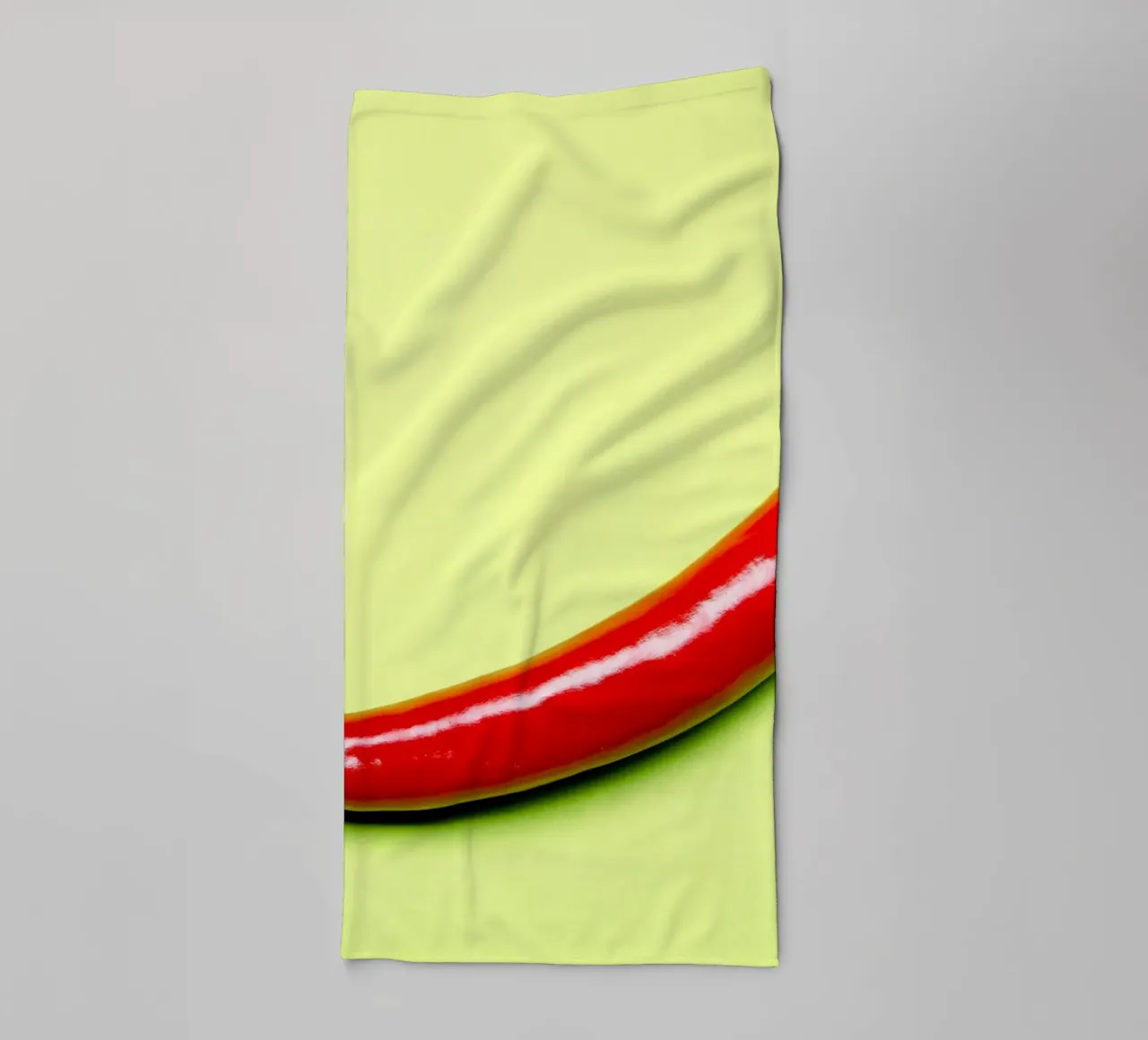 Red chilli pepper on a green background towel by Bilderwelt - Kunst für die Wand