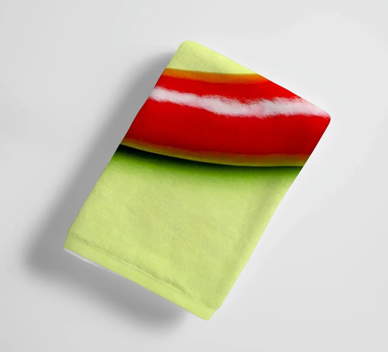 Red chilli pepper on a green background towel by Bilderwelt - Kunst für die Wand