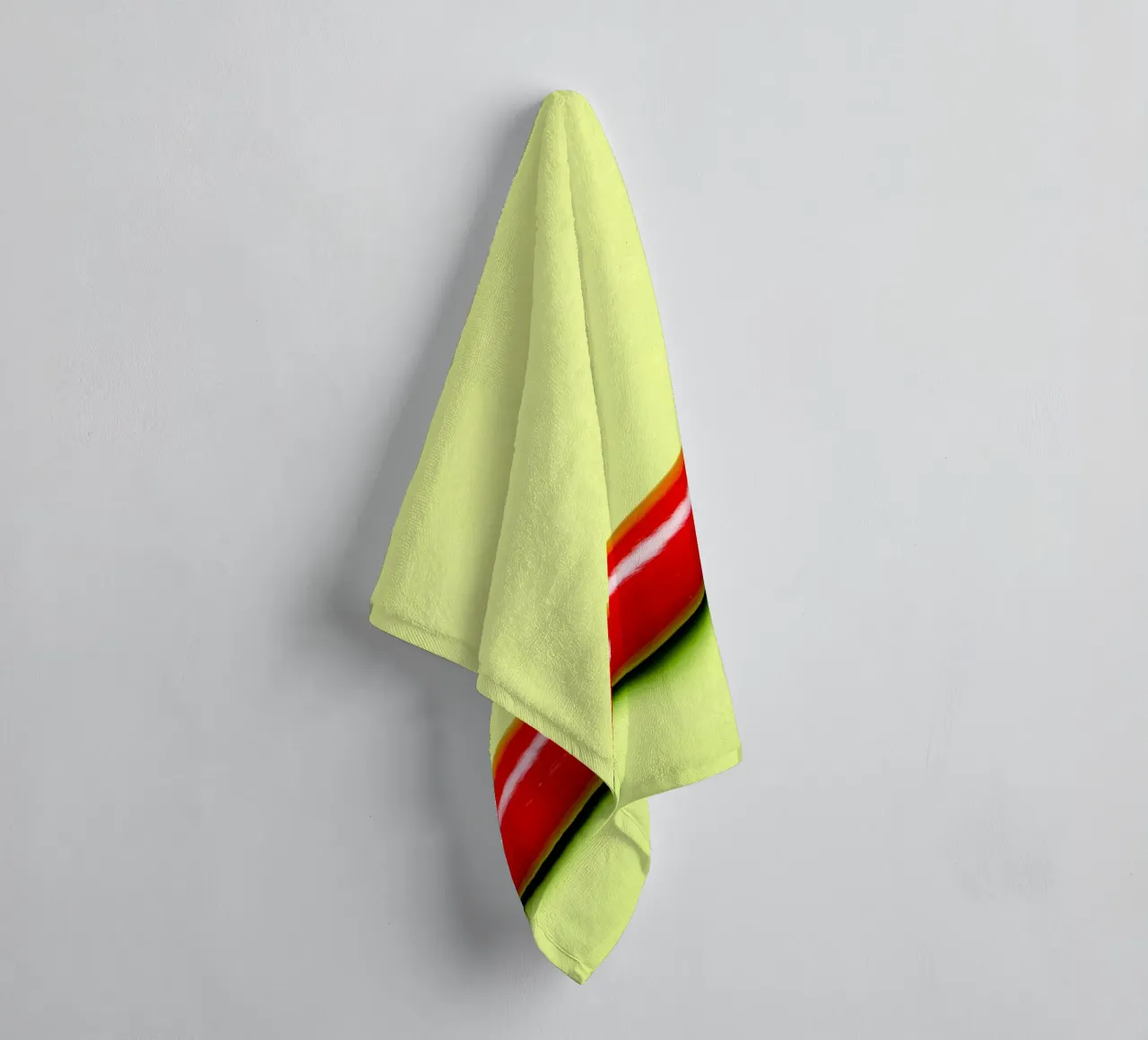 Red chilli pepper on a green background towel by Bilderwelt - Kunst für die Wand