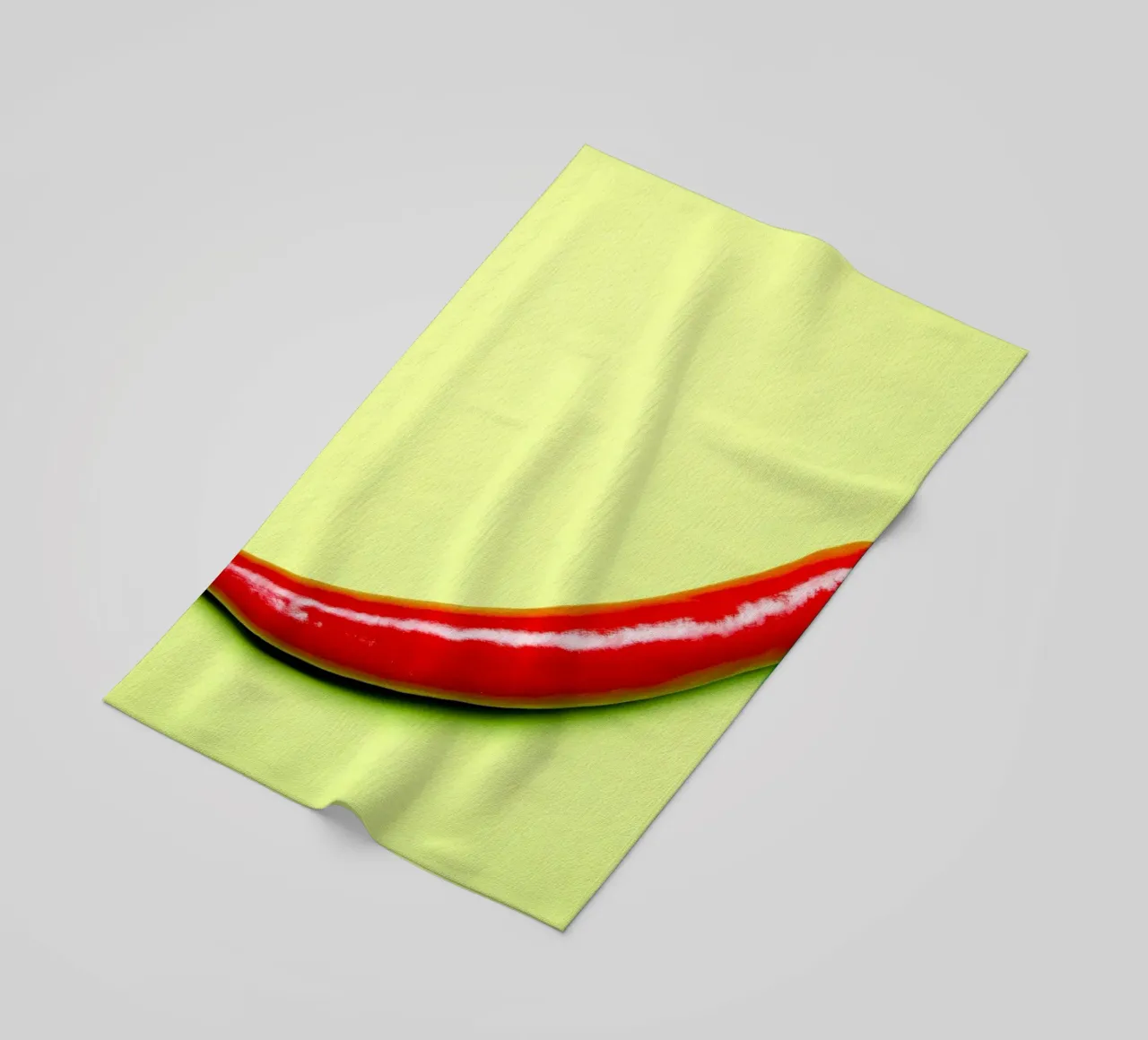 Piment rouge sur fond vert serviette de plage de Bilderwelt - Kunst für die Wand