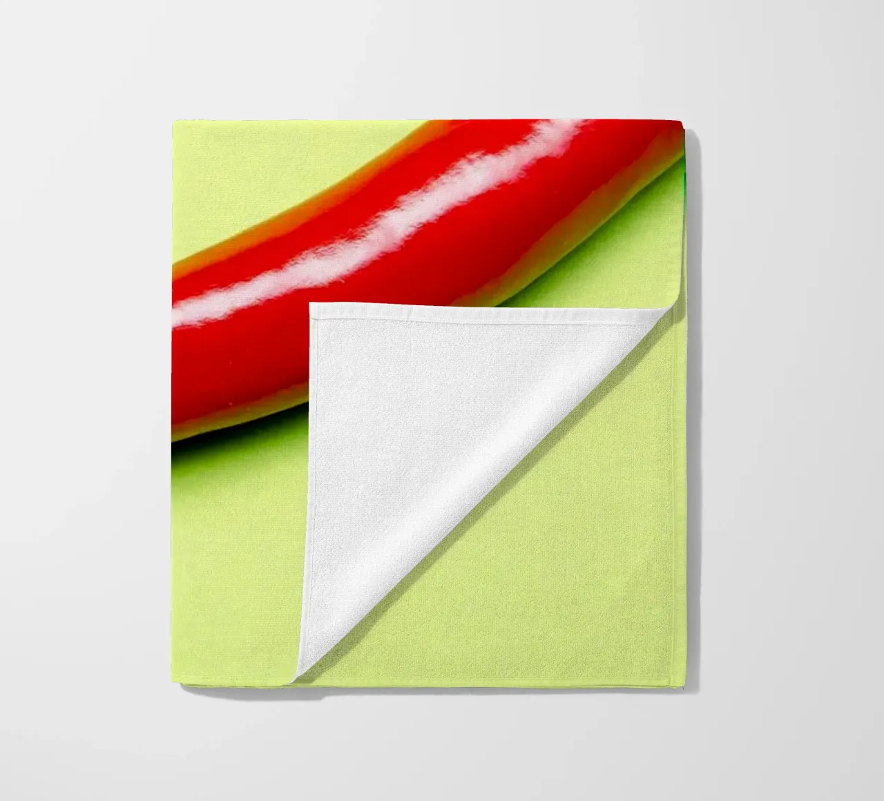 Piment rouge sur fond vert serviette de plage de Bilderwelt - Kunst für die Wand