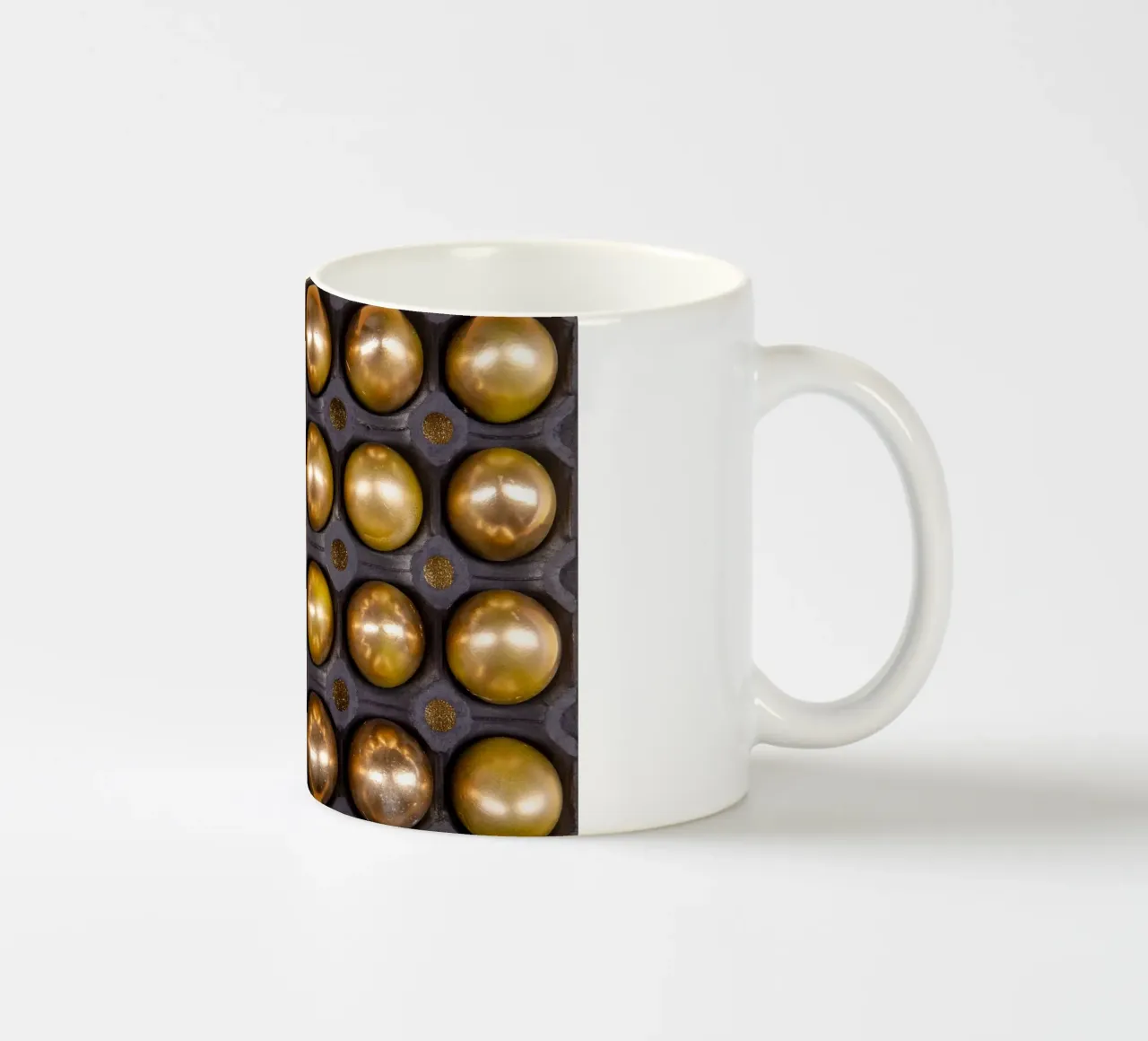 Sfere d'oro in una griglia di presentazione simmetrica tazza in ceramica da Bilderwelt - Kunst für die Wand