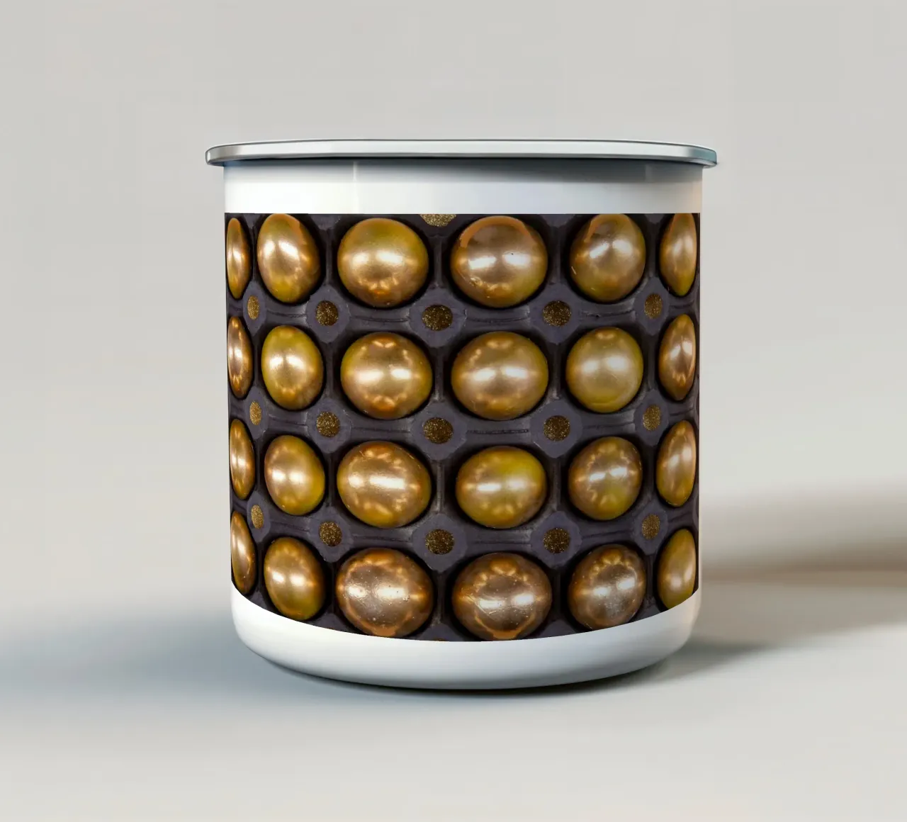 Sfere d'oro in una griglia di presentazione simmetrica tazza in smalto da Bilderwelt - Kunst für die Wand