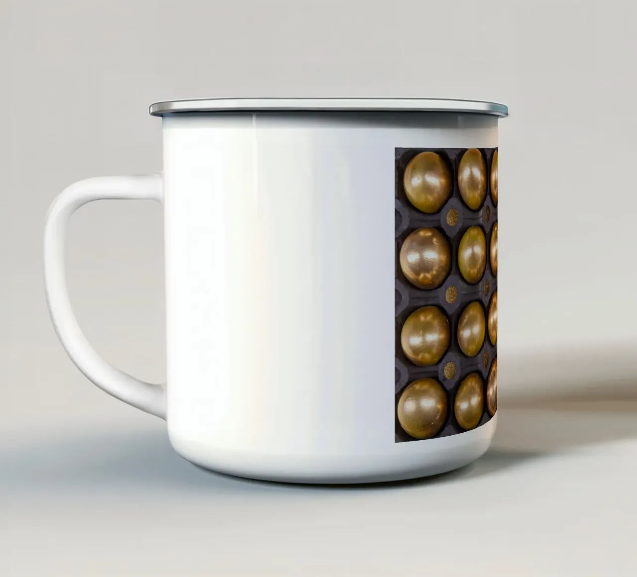 Sfere d'oro in una griglia di presentazione simmetrica tazza in smalto da Bilderwelt - Kunst für die Wand