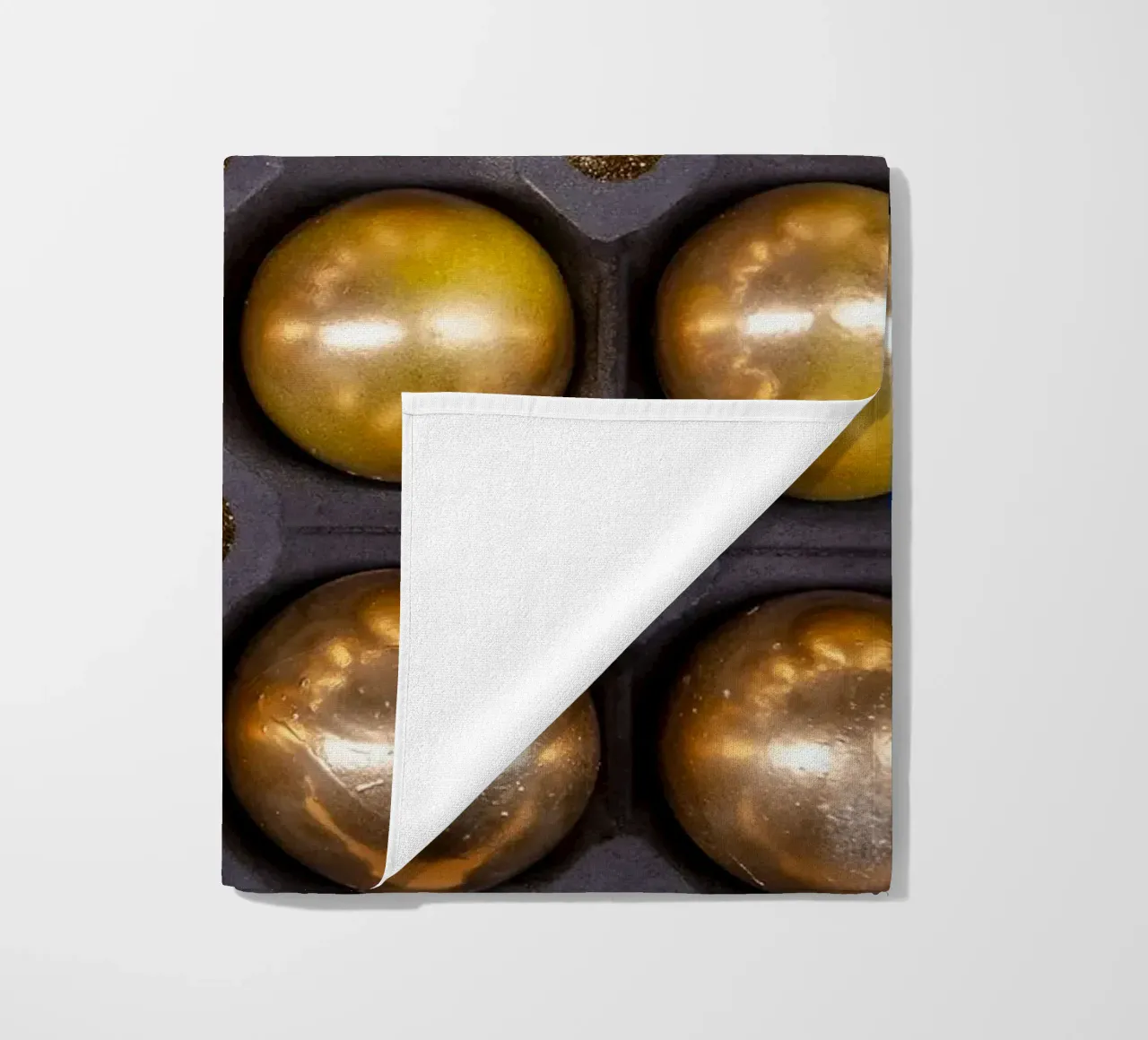 Gold spheres in a symmetrical presentation grid beach towel by Bilderwelt - Kunst für die Wand