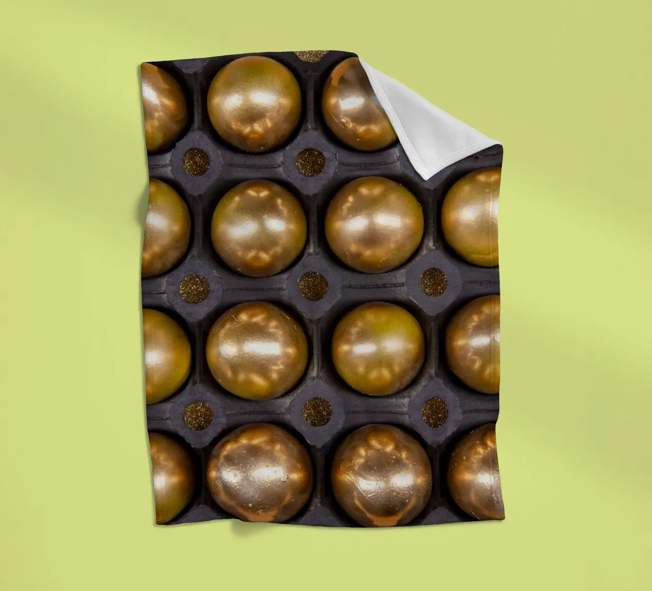 Sfere d'oro in una griglia di presentazione simmetrica coperta in pile da Bilderwelt - Kunst für die Wand
