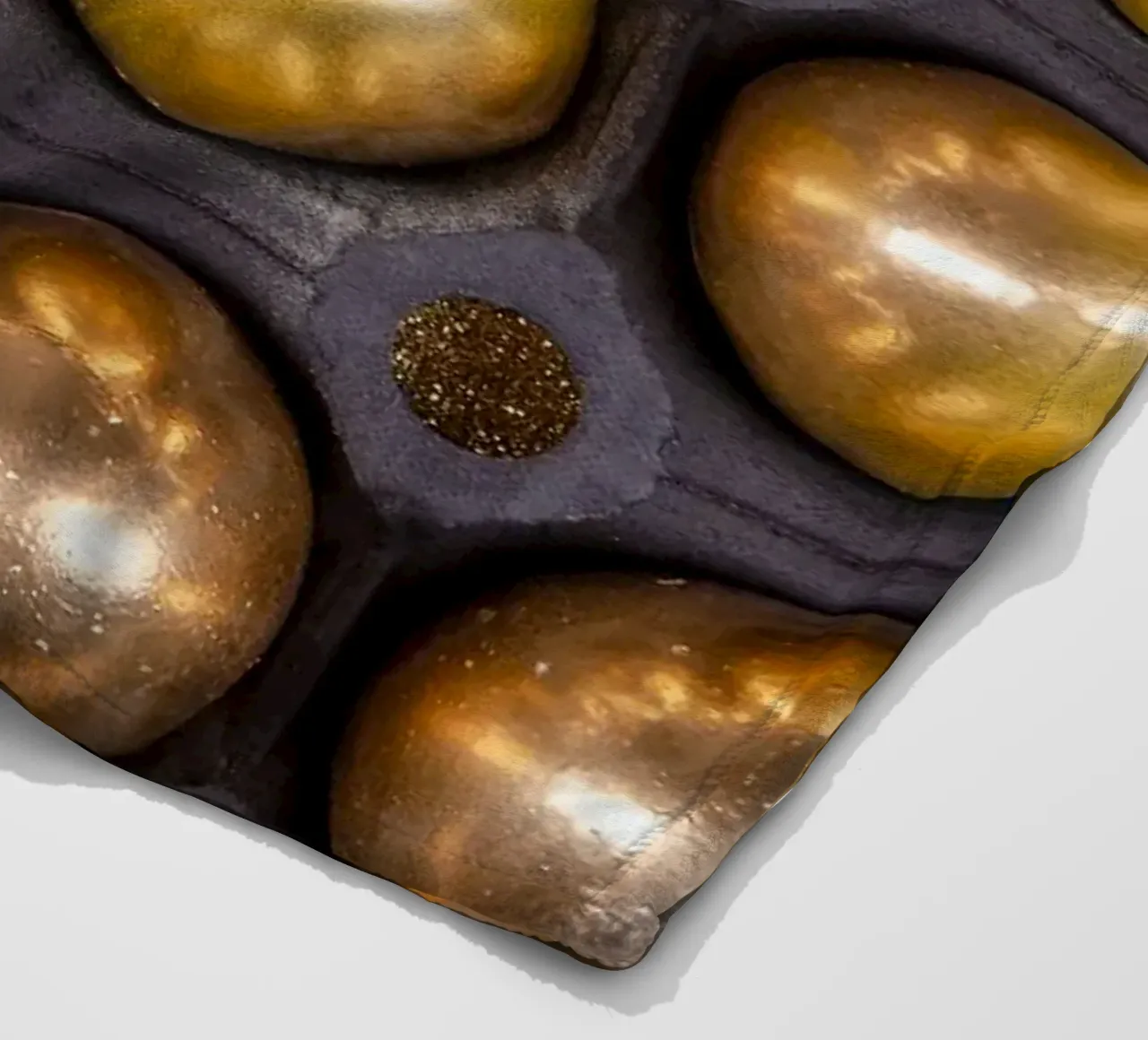 Sfere d'oro in una griglia di presentazione simmetrica coperta in pile da Bilderwelt - Kunst für die Wand