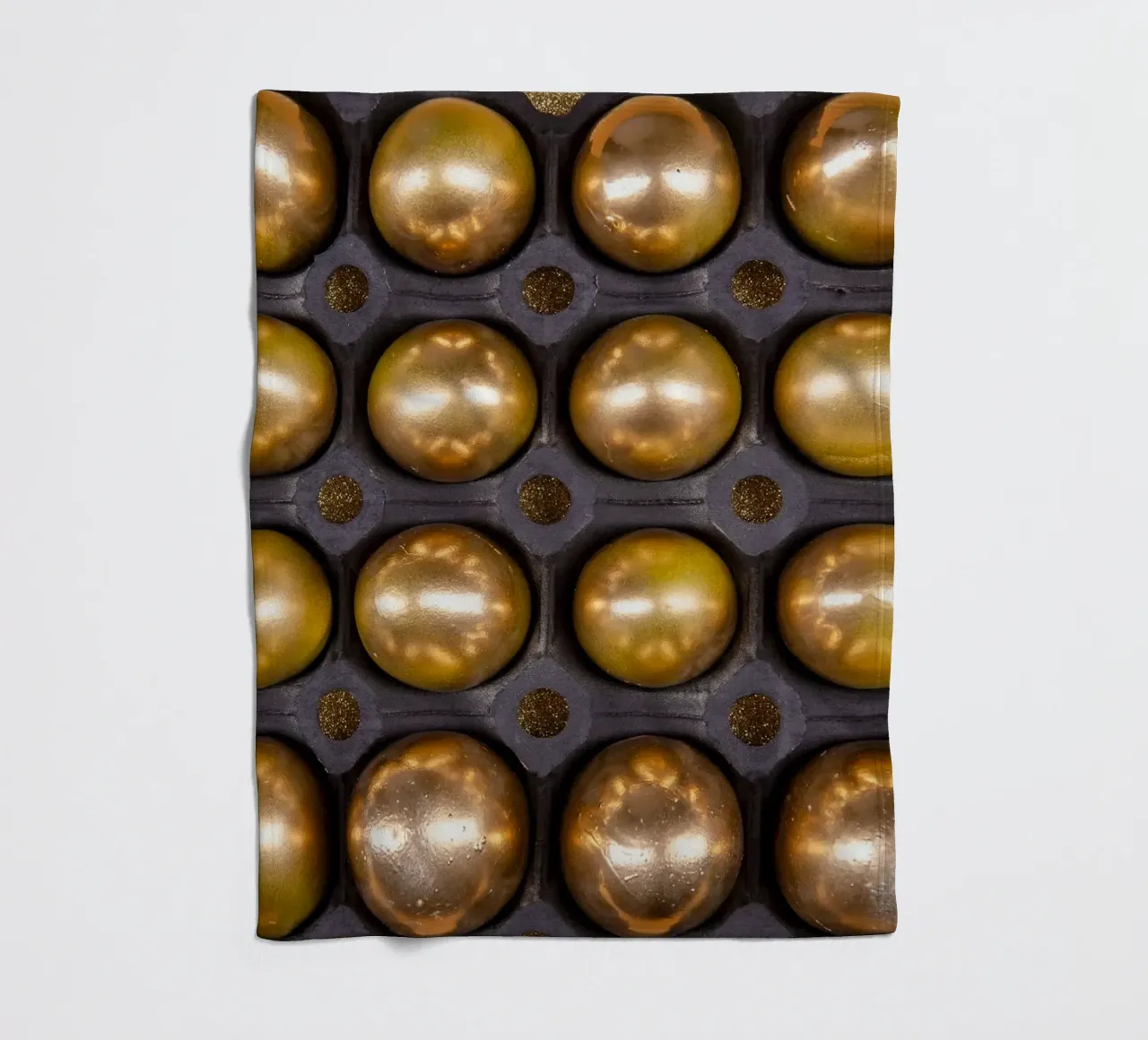 Sfere d'oro in una griglia di presentazione simmetrica coperta in pile da Bilderwelt - Kunst für die Wand