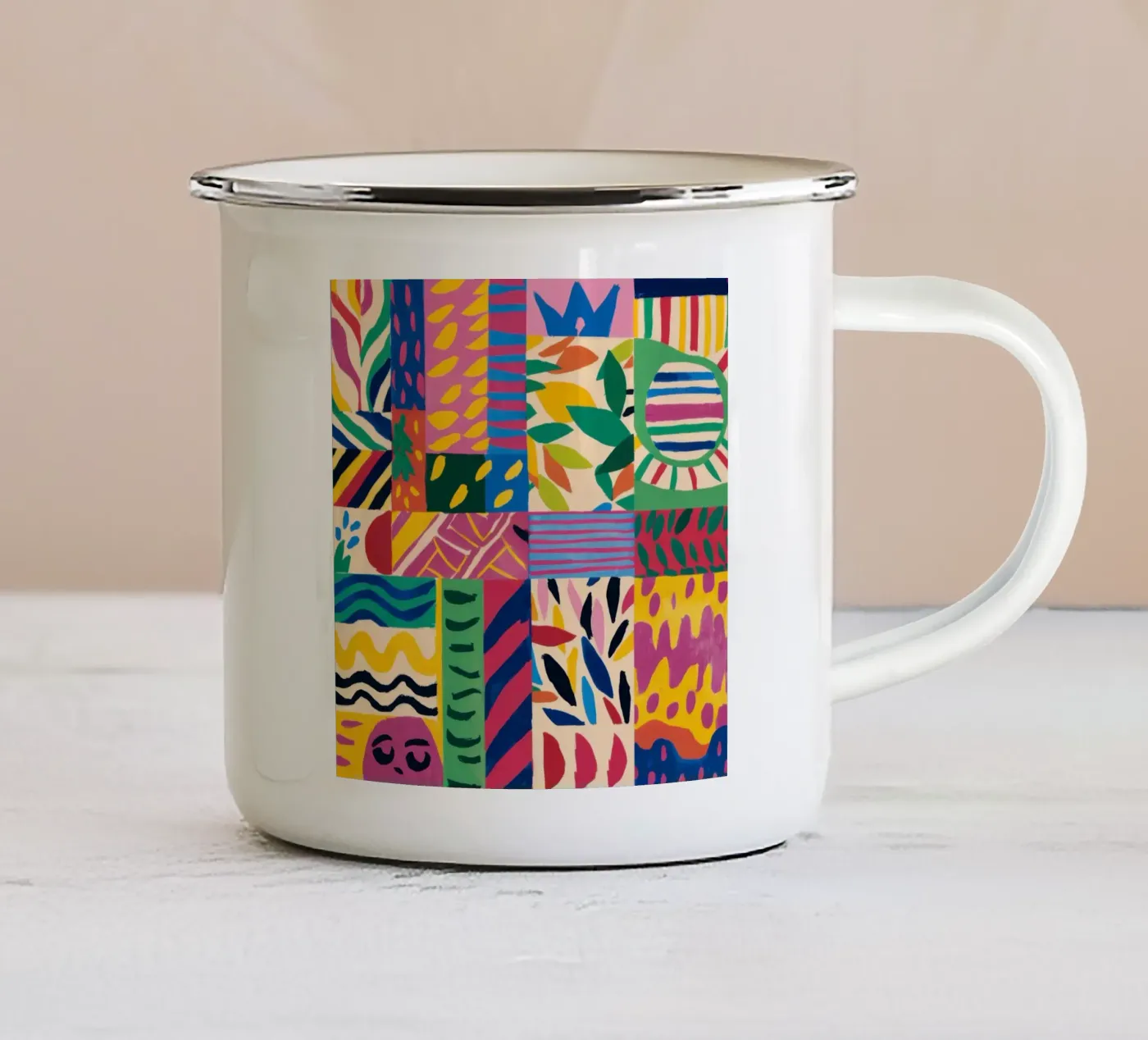 Fröhliches Muster Patchwork Emaille Tasse von Monuments Fire
