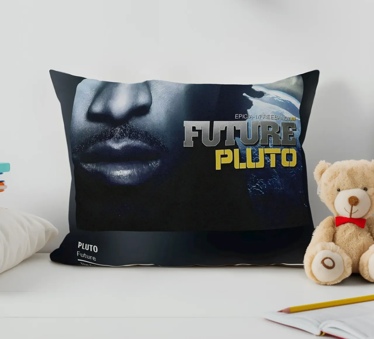 Pluto (2012) by Future cuscino da DGUnder