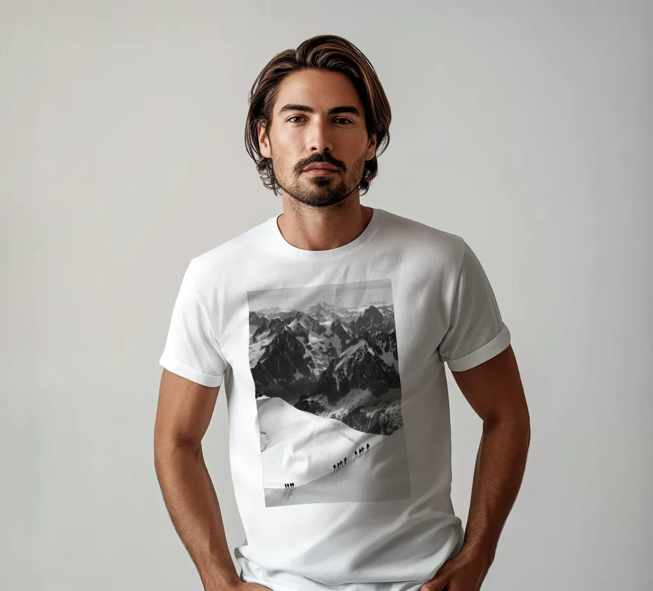 Scalatori sulle montagne innevate del massiccio del Monte Bianco t-shirt da vintgeseyn