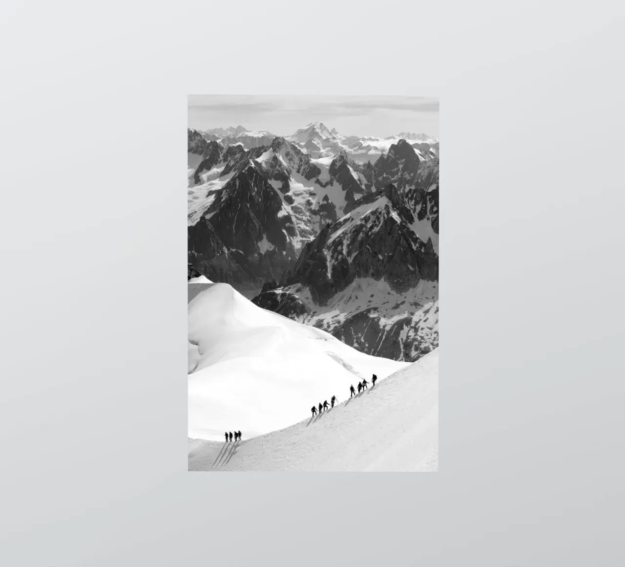 Scalatori sulle montagne innevate del massiccio del Monte Bianco adesivo da vintgeseyn