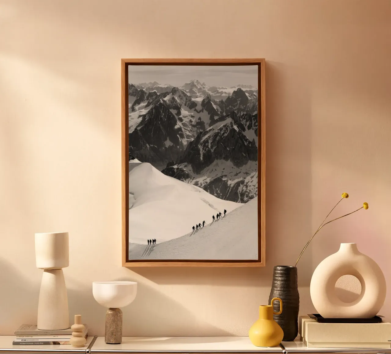 Scalatori sulle montagne innevate del massiccio del Monte Bianco tela con Cornice a cassetta da vintgeseyn
