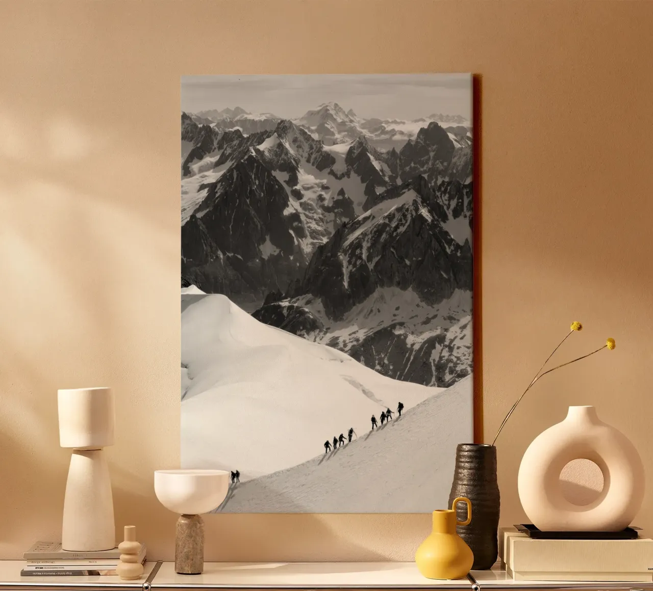 Scalatori sulle montagne innevate del massiccio del Monte Bianco tela con Cornice a cassetta da vintgeseyn