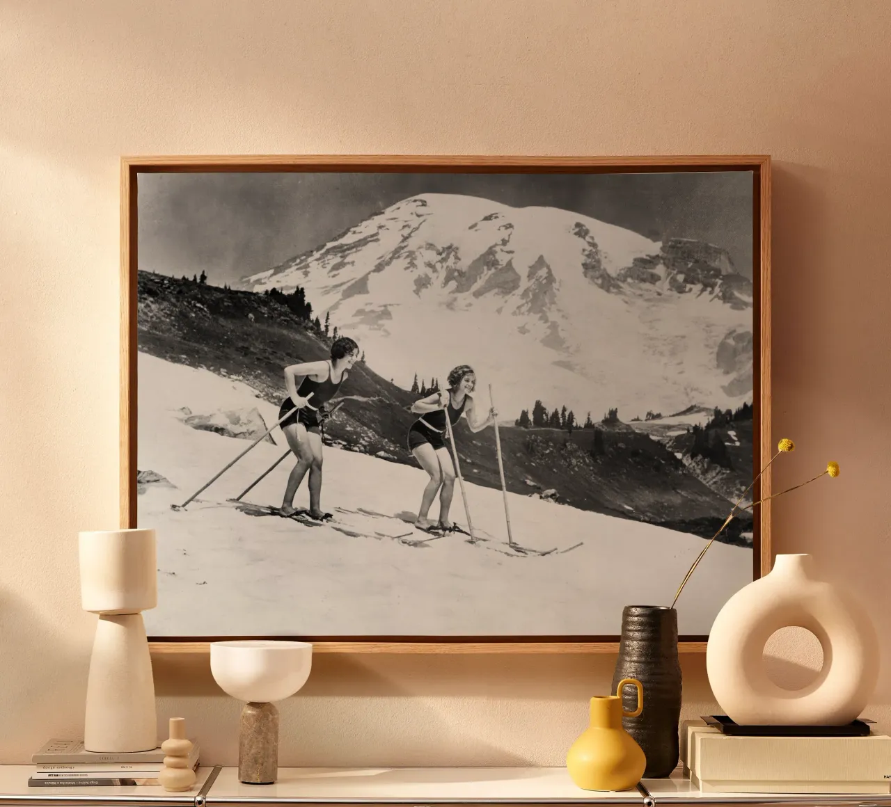 Skiën in badpak, 1930 canvas met Baklijst van vintgeseyn