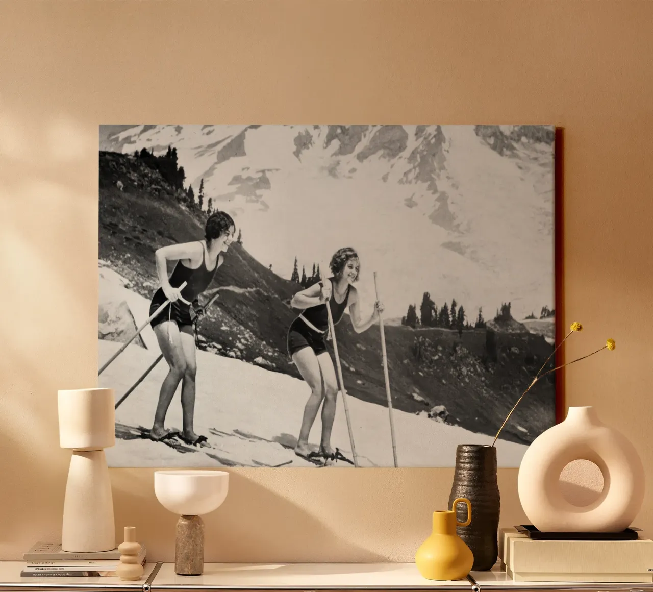 Skiën in badpak, 1930 canvas met Baklijst van vintgeseyn
