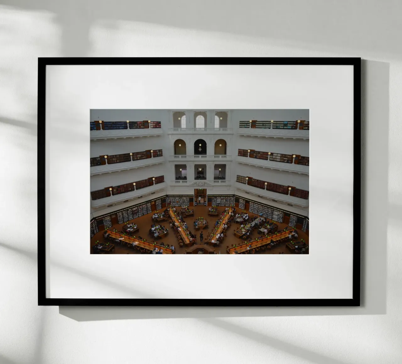 Sala di lettura della State Library Victoria a Melbourne poster con telaio in legno da byrieneke