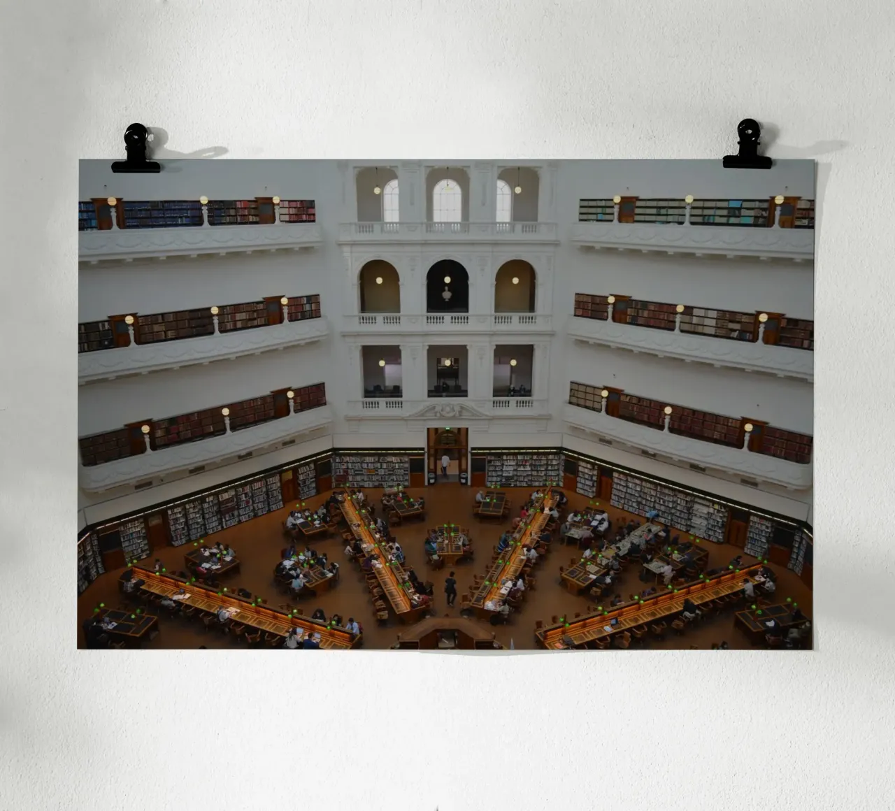 Sala di lettura della State Library Victoria a Melbourne poster con telaio in legno da byrieneke