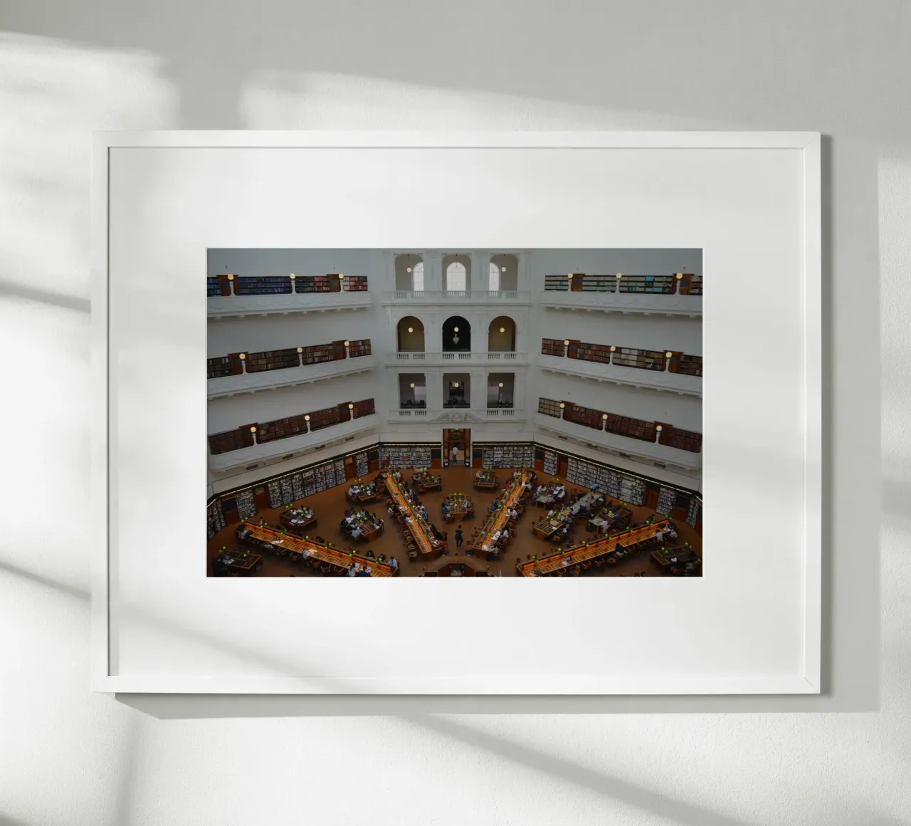Sala di lettura della State Library Victoria a Melbourne poster con telaio in legno da byrieneke