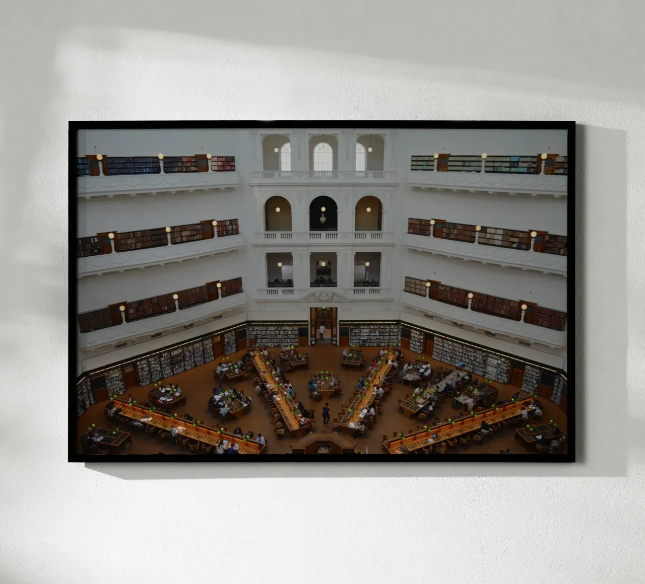 Sala di lettura della State Library Victoria a Melbourne poster con telaio in legno da byrieneke